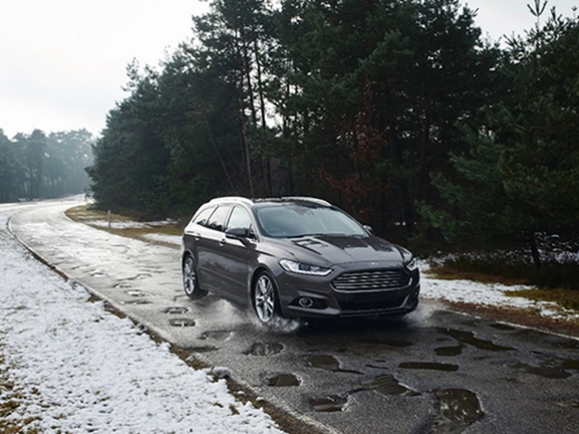 Автомобили Ford научатся предупреждать водителей о ямах